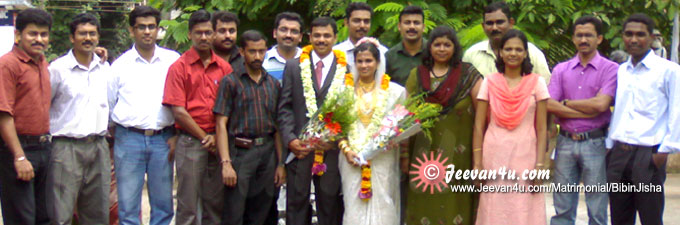 Bibin Jisha wedding Photo With Friends
